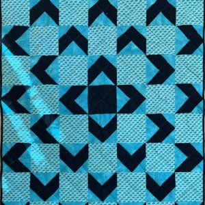 Blauwe deken met driehoeken